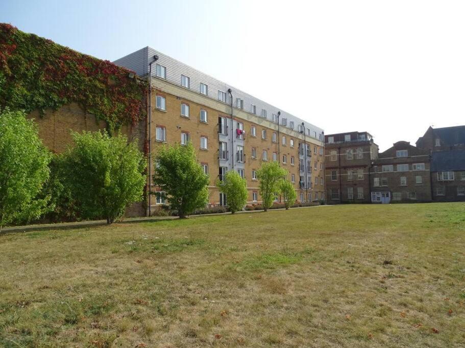 Laura'S Place Apartamento Isleworth Exterior foto